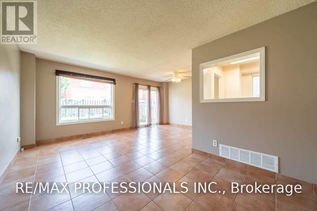 4207 Beacon Lane, Mississauga (Creditview), Ontario  L5C 3V8 - Photo 5 - W13663822