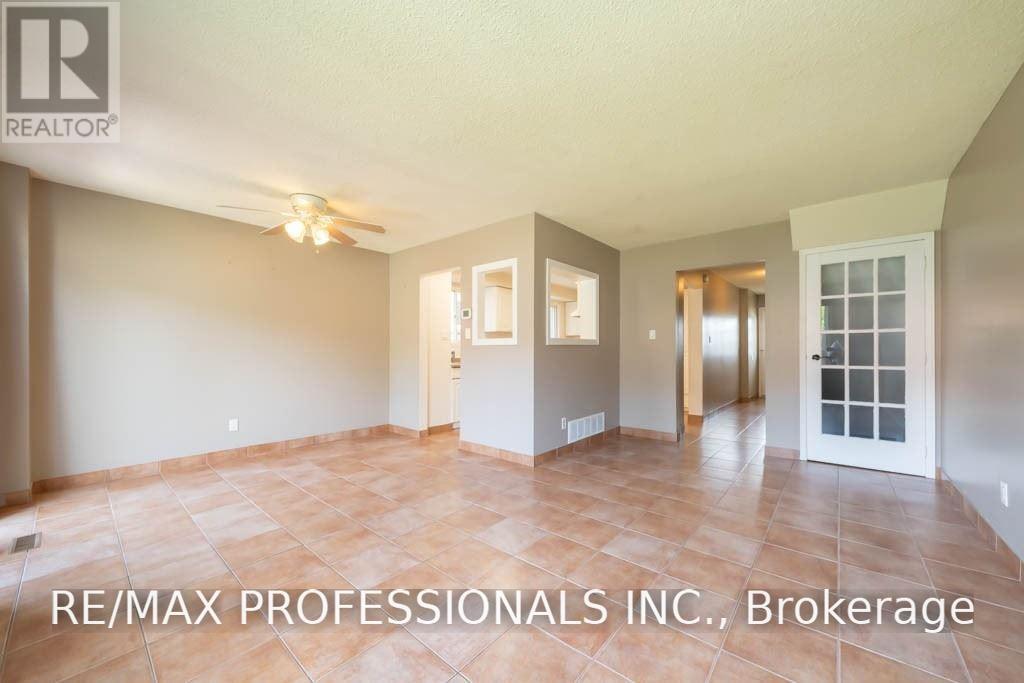 4207 Beacon Lane, Mississauga (Creditview), Ontario  L5C 3V8 - Photo 7 - W13663822