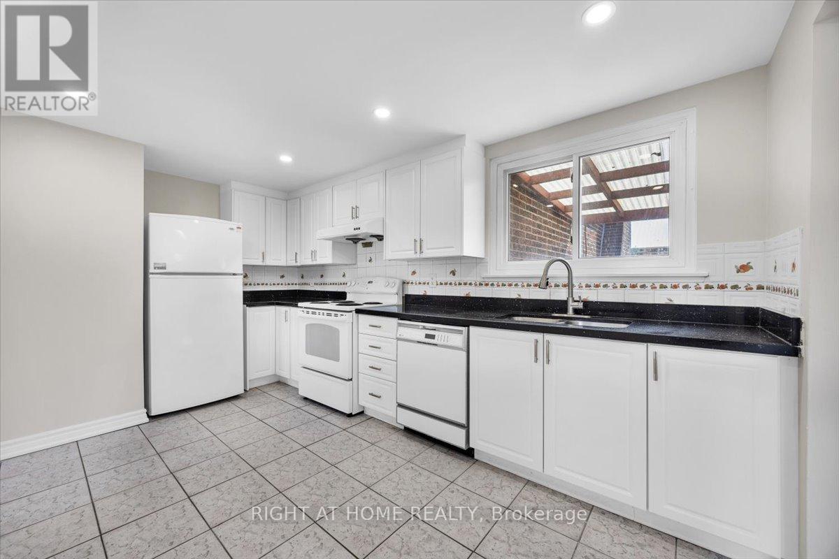 27 Villata Gardens, Toronto, Ontario  M3J 1J7 - Photo 9 - W13663882