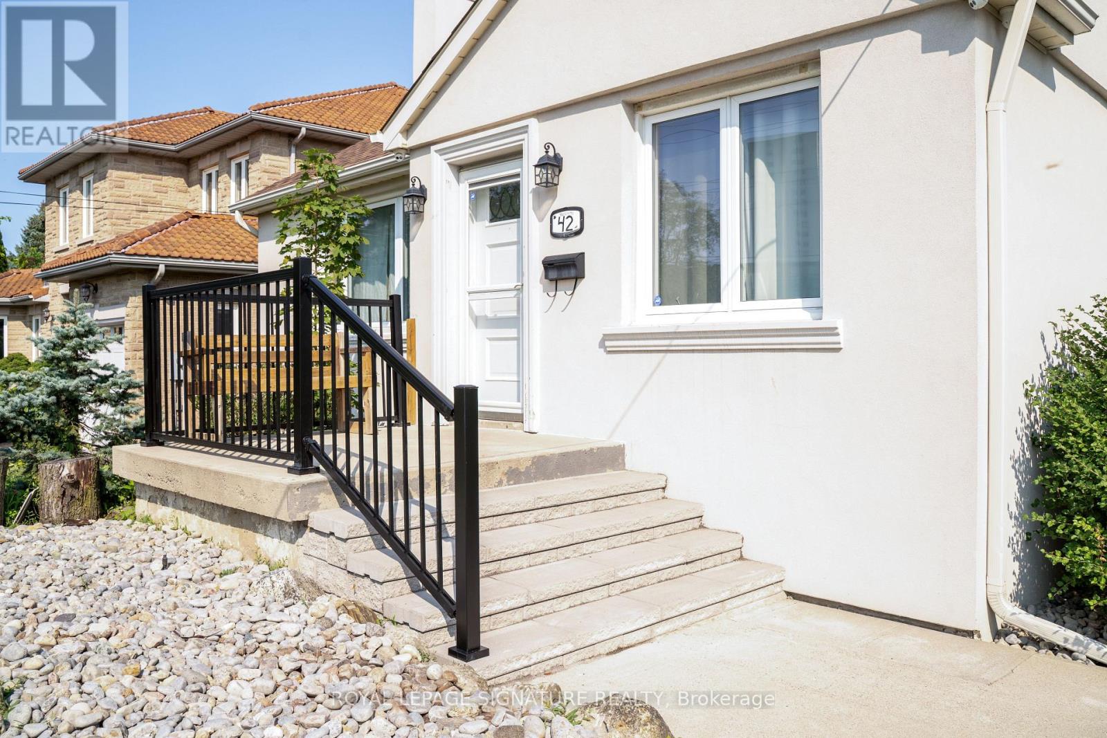 42 Kingsview Boulevard, Toronto, Ontario M9R 1T8 - Photo 2 - W13663912