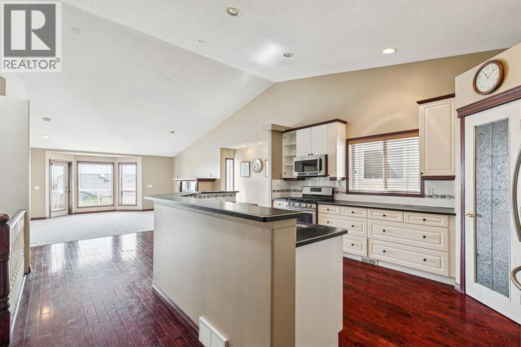 14 Strathearn Gardens Sw, Calgary, Alberta  T3H 2R1 - Photo 3 - A2314507