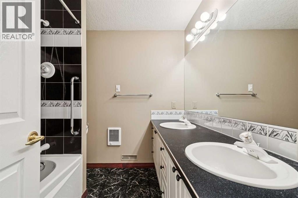 14 Strathearn Gardens Sw, Calgary, Alberta  T3H 2R1 - Photo 21 - A2314507