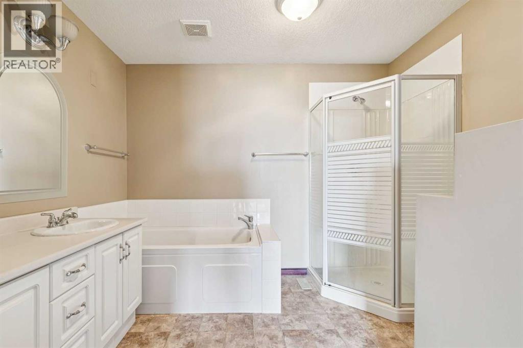 14 Strathearn Gardens Sw, Calgary, Alberta  T3H 2R1 - Photo 13 - A2314507