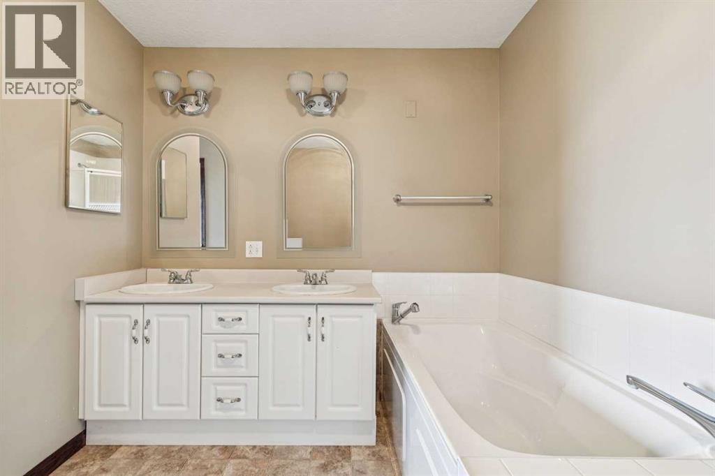 14 Strathearn Gardens Sw, Calgary, Alberta  T3H 2R1 - Photo 14 - A2314507