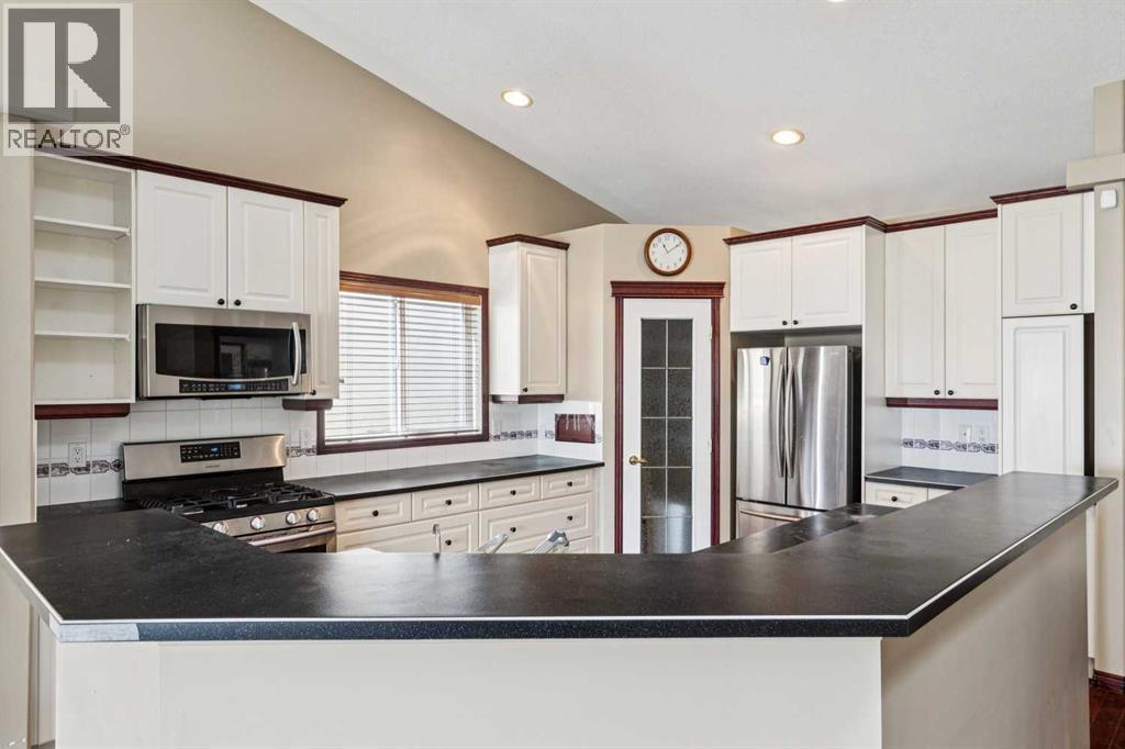 14 Strathearn Gardens Sw, Calgary, Alberta  T3H 2R1 - Photo 4 - A2314507