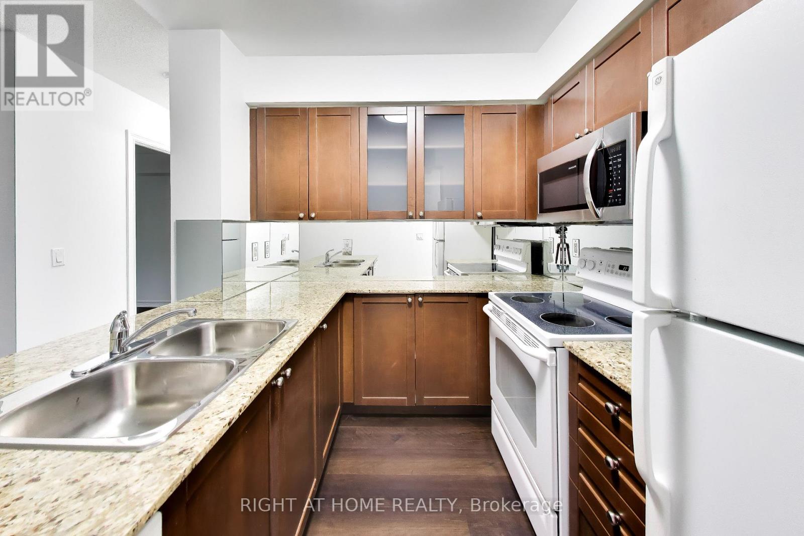 313 - 761 Bay Street, Toronto (Bay Street Corridor), Ontario  M5G 2R2 - Photo 6 - C13664144