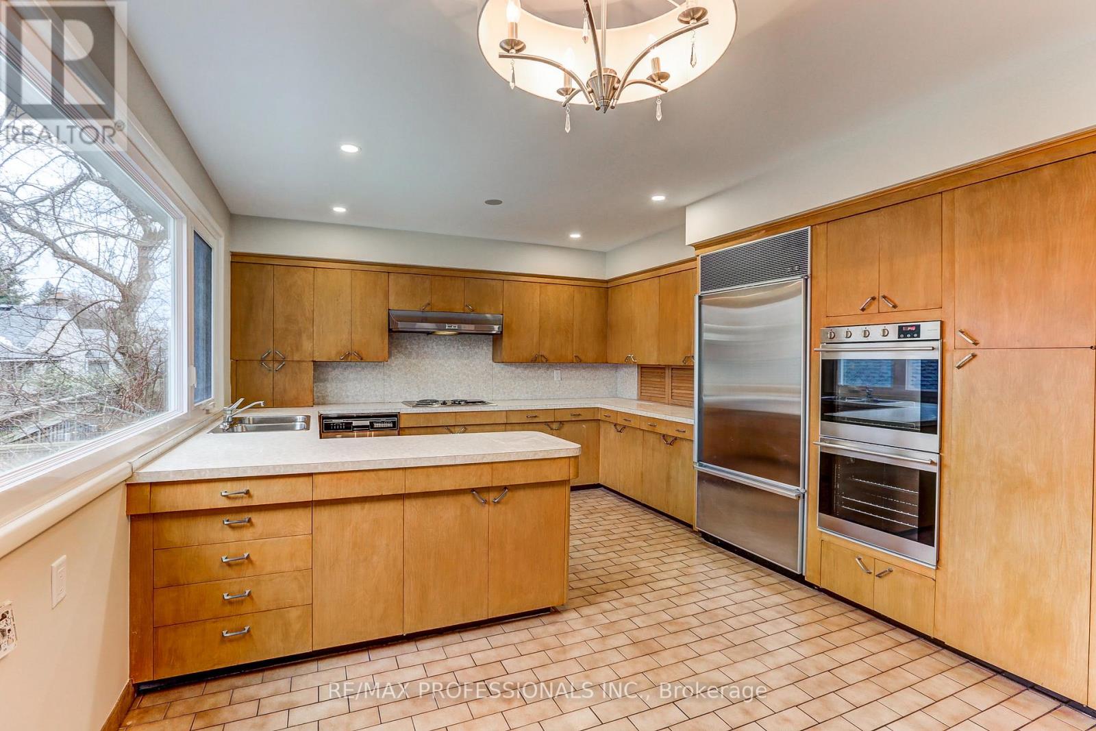 23 Ravensbourne Crescent, Toronto, Ontario M9A 2A9 - Photo 15 - W13664108