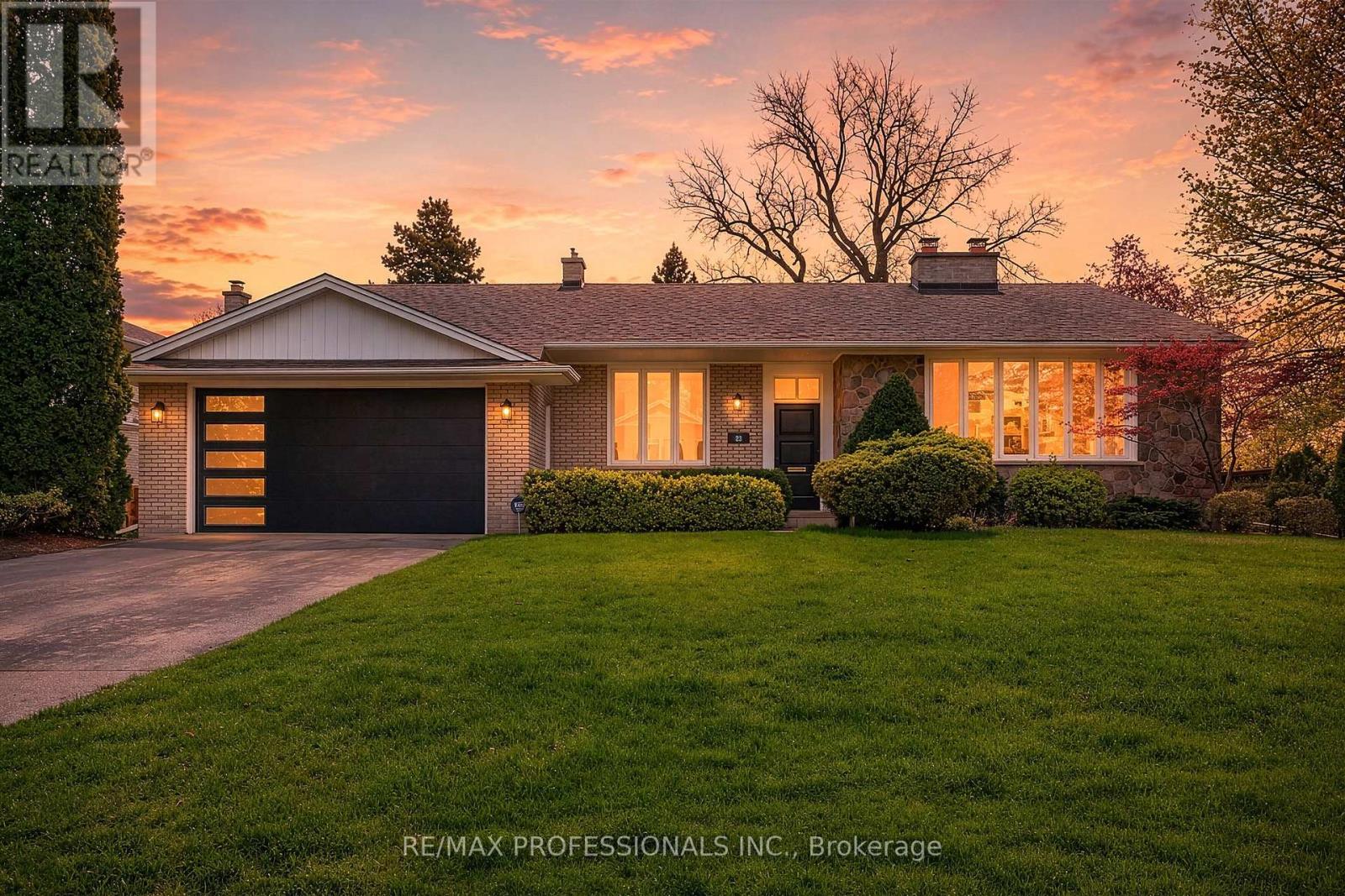 23 Ravensbourne Crescent, Toronto, Ontario M9A 2A9 - Photo 2 - W13664108