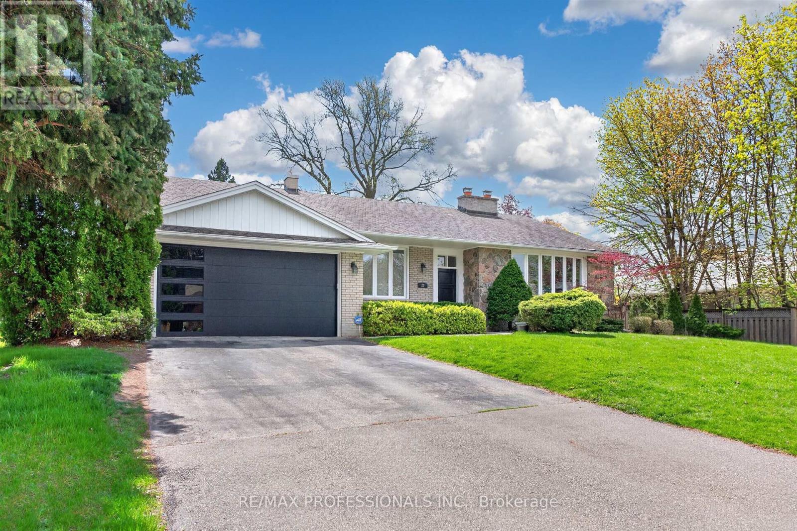23 Ravensbourne Crescent, Toronto, Ontario M9A 2A9 - Photo 3 - W13664108
