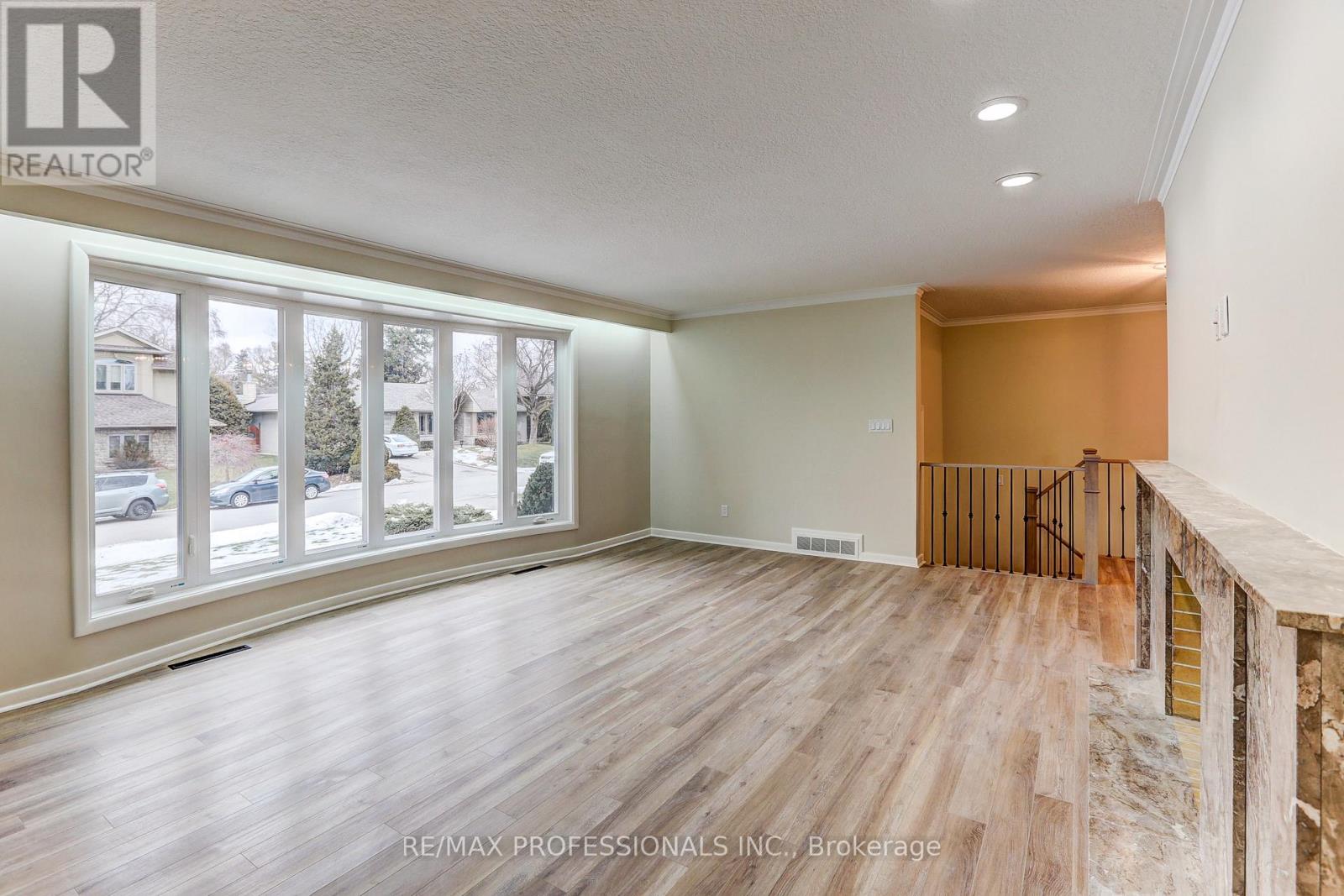 23 Ravensbourne Crescent, Toronto, Ontario M9A 2A9 - Photo 9 - W13664108