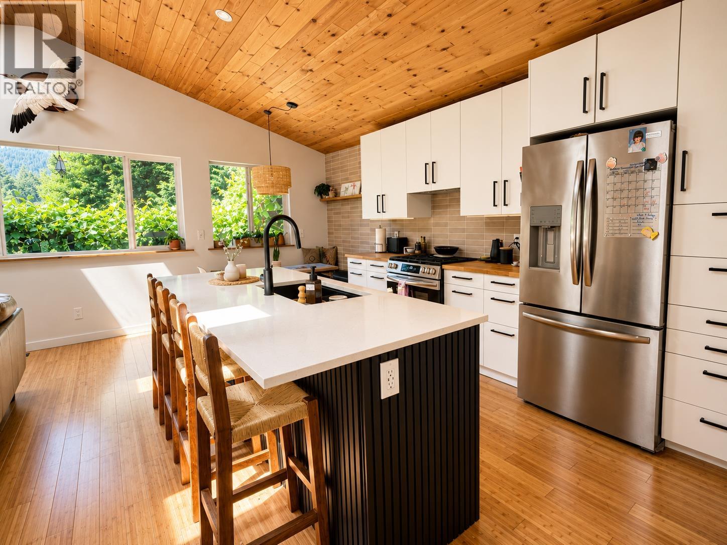 41741 Dogwood Place, Squamish, British Columbia  V8B 1G5 - Photo 2 - R3152816