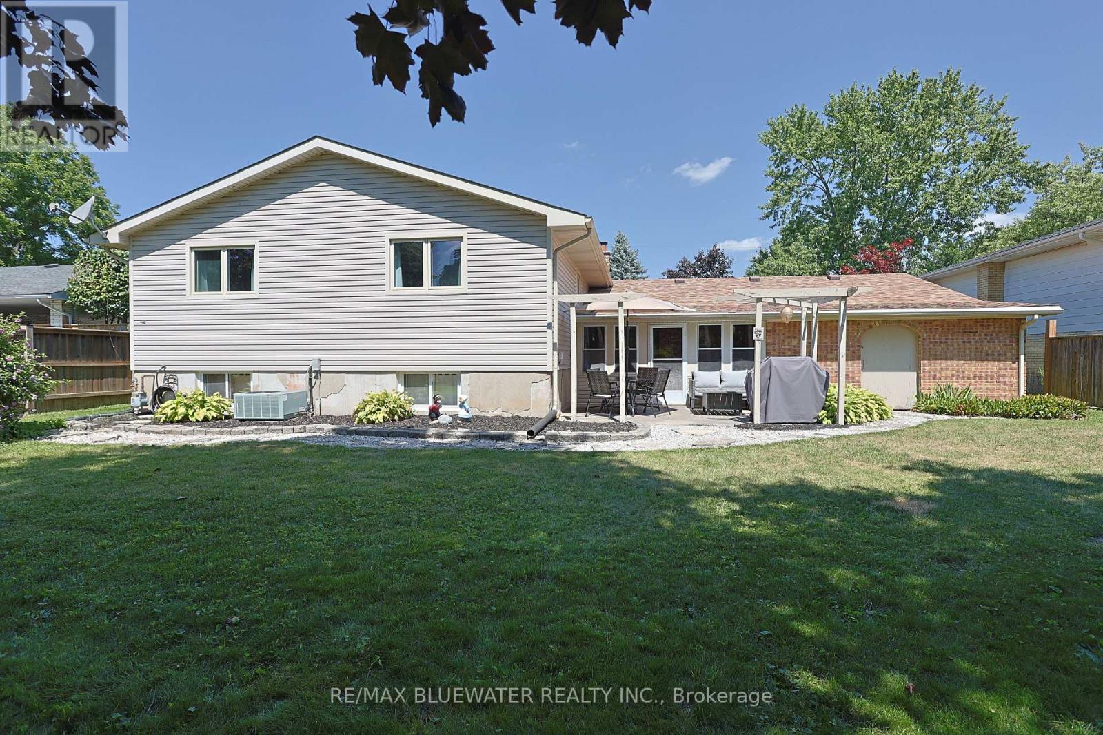 290 Anna Street, North Middlesex, Ontario  N0M 2K0 - Photo 3 - X13664234