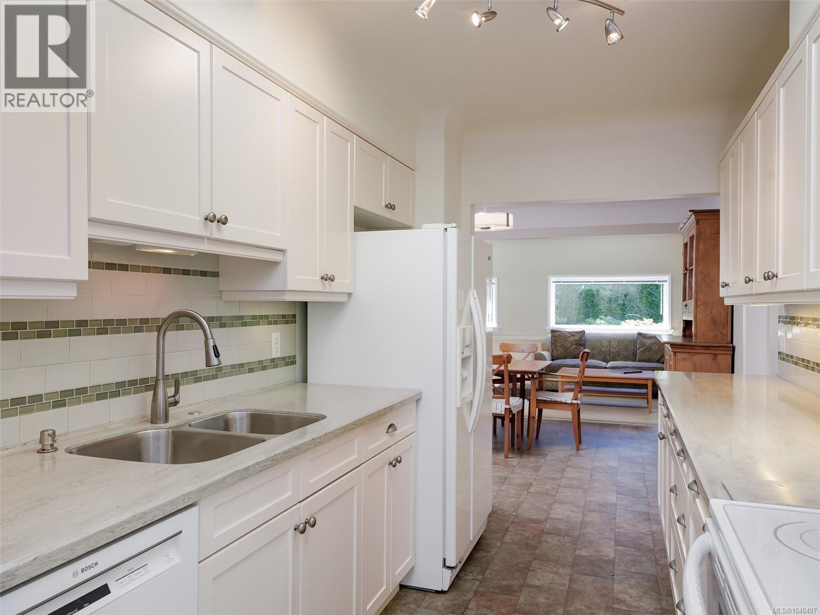 1941 Mayfair Dr, Saanich, British Columbia  V8P 1R1 - Photo 11 - 1046497