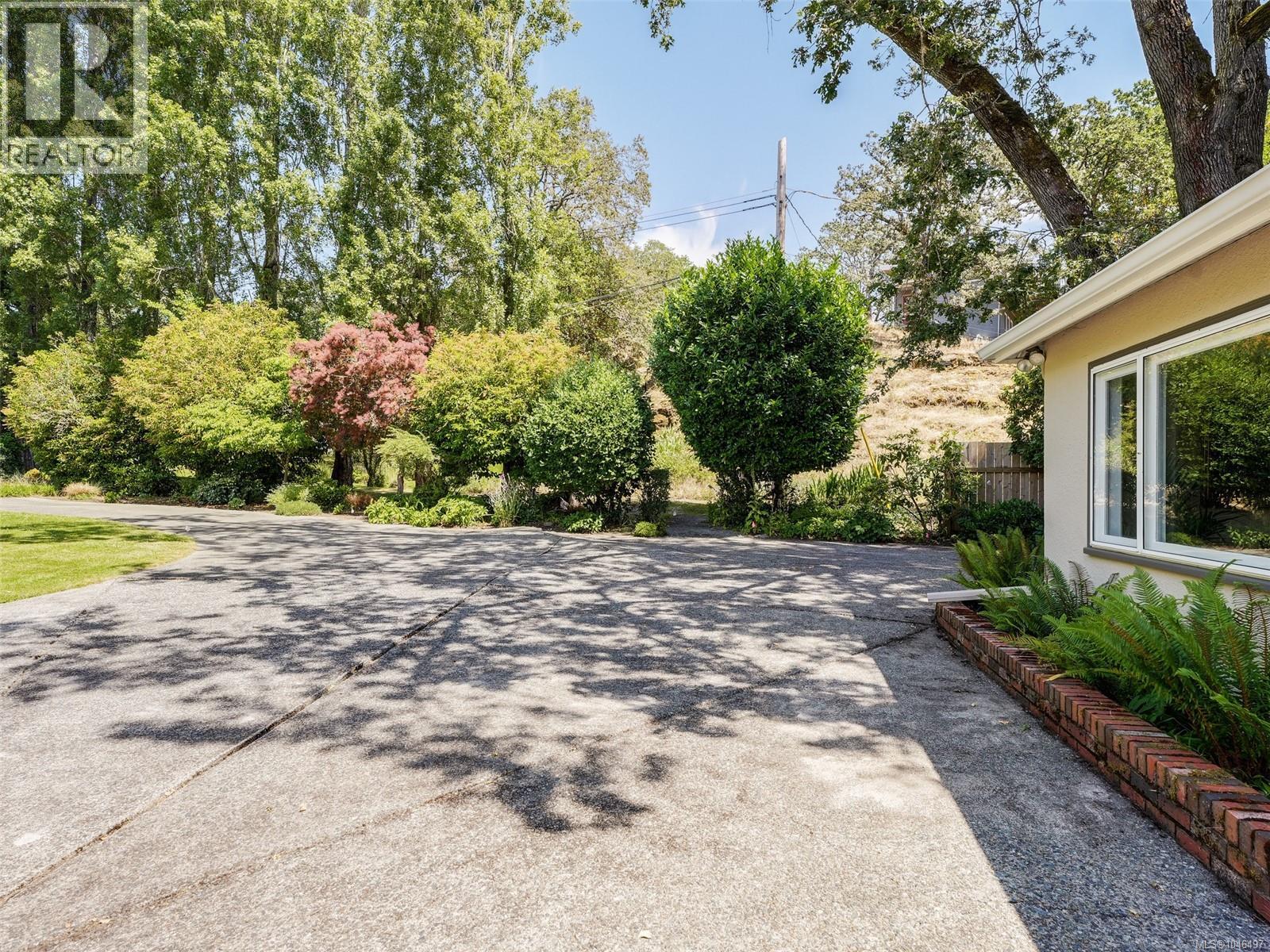 1941 Mayfair Dr, Saanich, British Columbia  V8P 1R1 - Photo 36 - 1046497