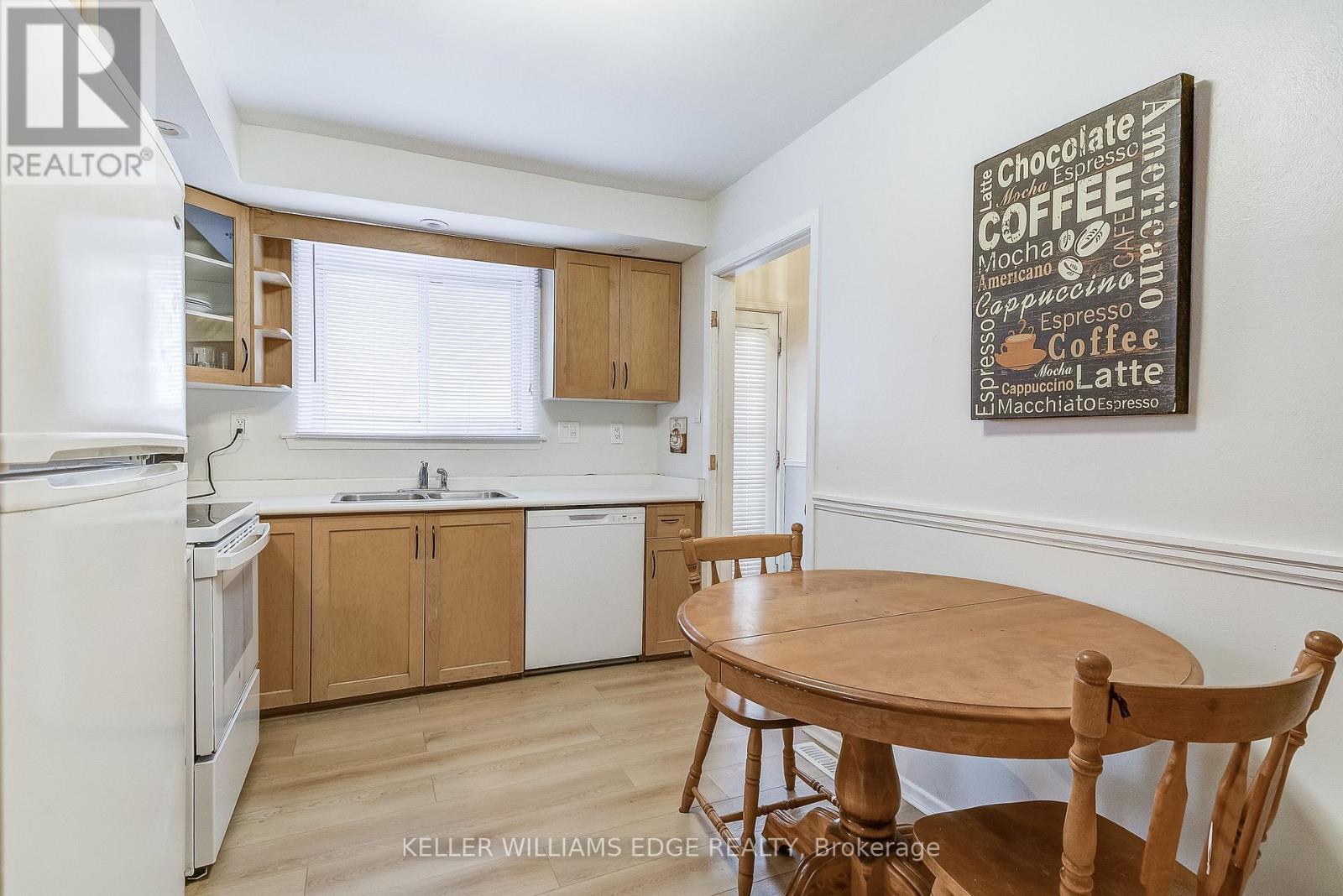 2145 Sandringham Drive, Burlington, Ontario L7P 1T8 - Photo 9 - W12961720