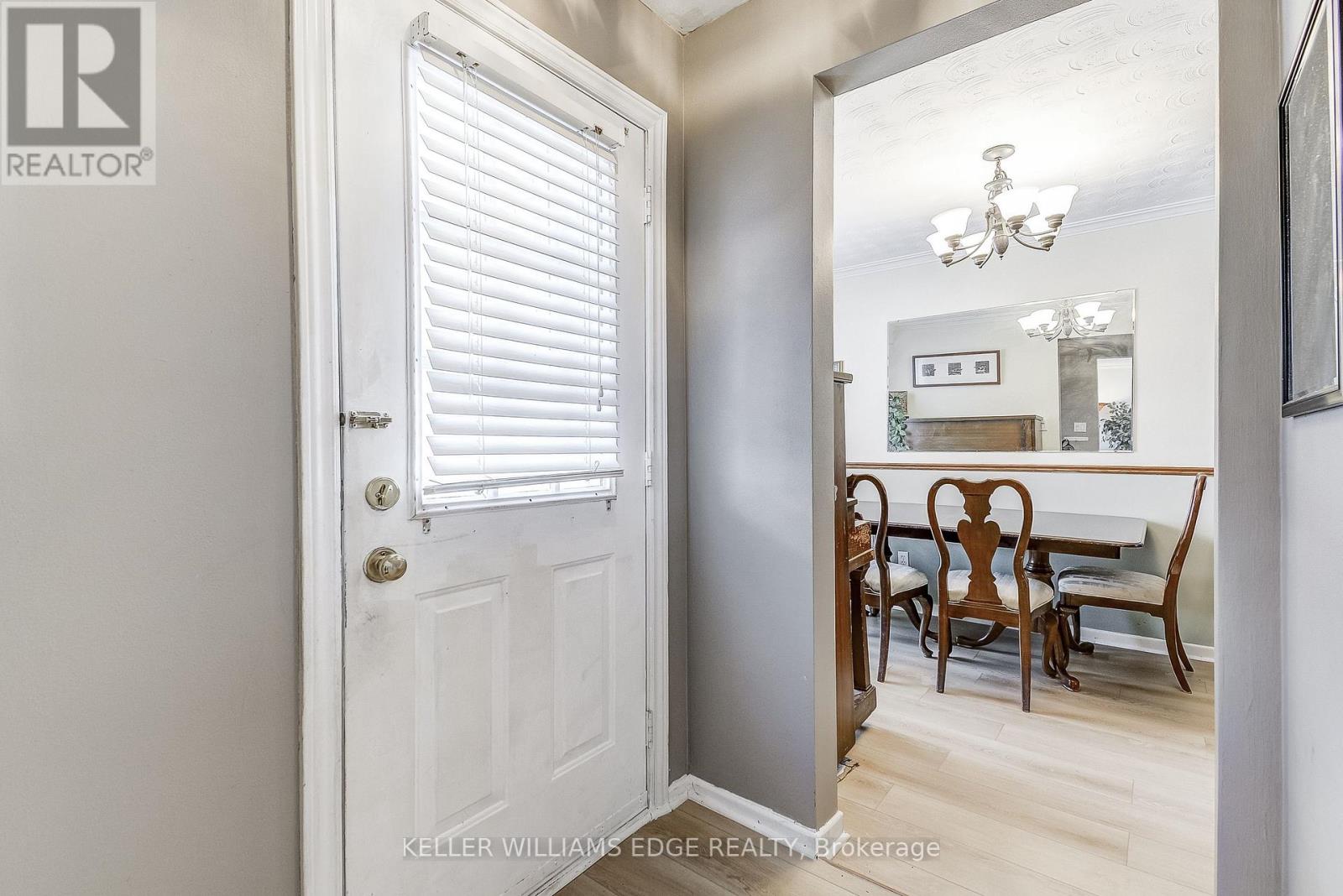 2145 Sandringham Drive, Burlington, Ontario L7P 1T8 - Photo 3 - W12961720