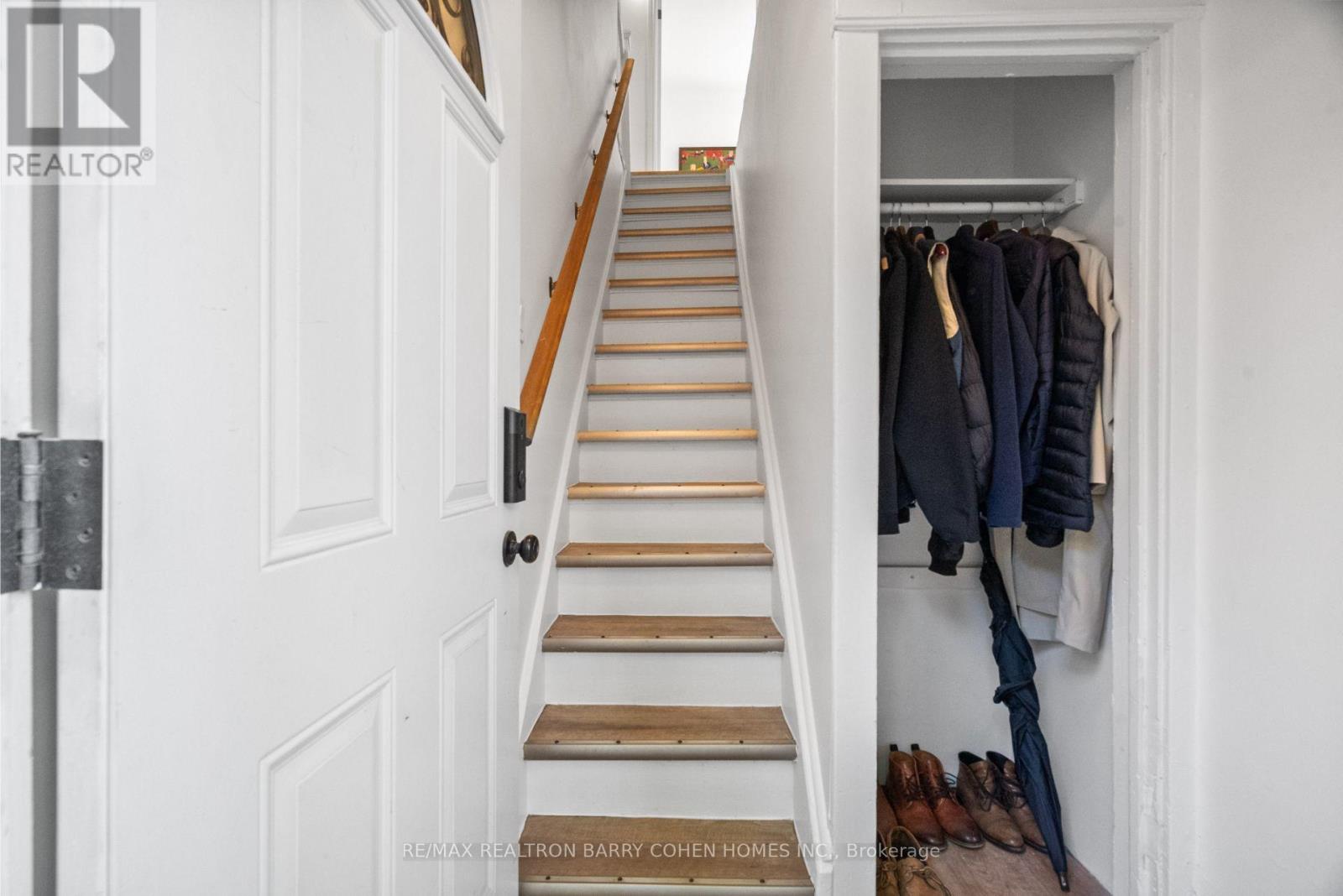Upper - 371 Howland Avenue, Toronto, Ontario M5R 3C1 - Photo 2 - C13664176