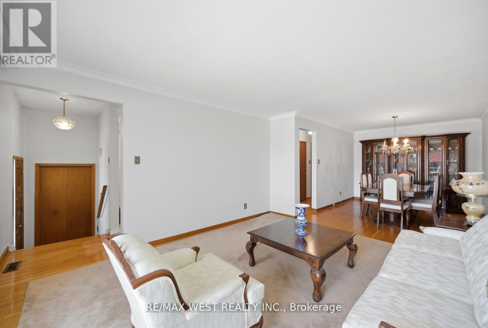 111 Shoreham Drive, Toronto, Ontario  M3N 1S8 - Photo 3 - W13664186