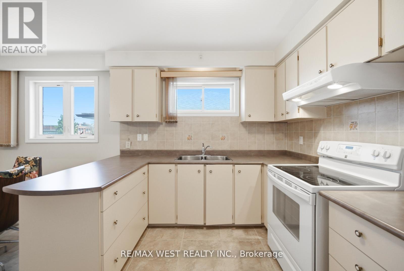 111 Shoreham Drive, Toronto, Ontario  M3N 1S8 - Photo 7 - W13664186