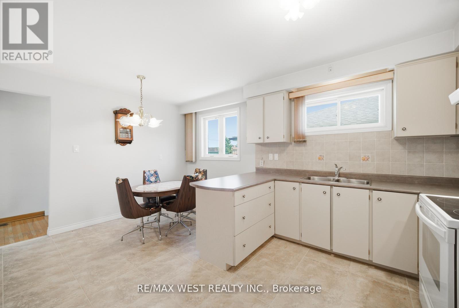 111 Shoreham Drive, Toronto, Ontario  M3N 1S8 - Photo 8 - W13664186