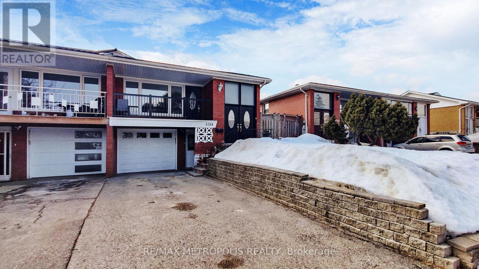 Upper - 3254 Fieldgate Drive, Mississauga, Ontario L4X 2H7 - Photo 2 - W13664326