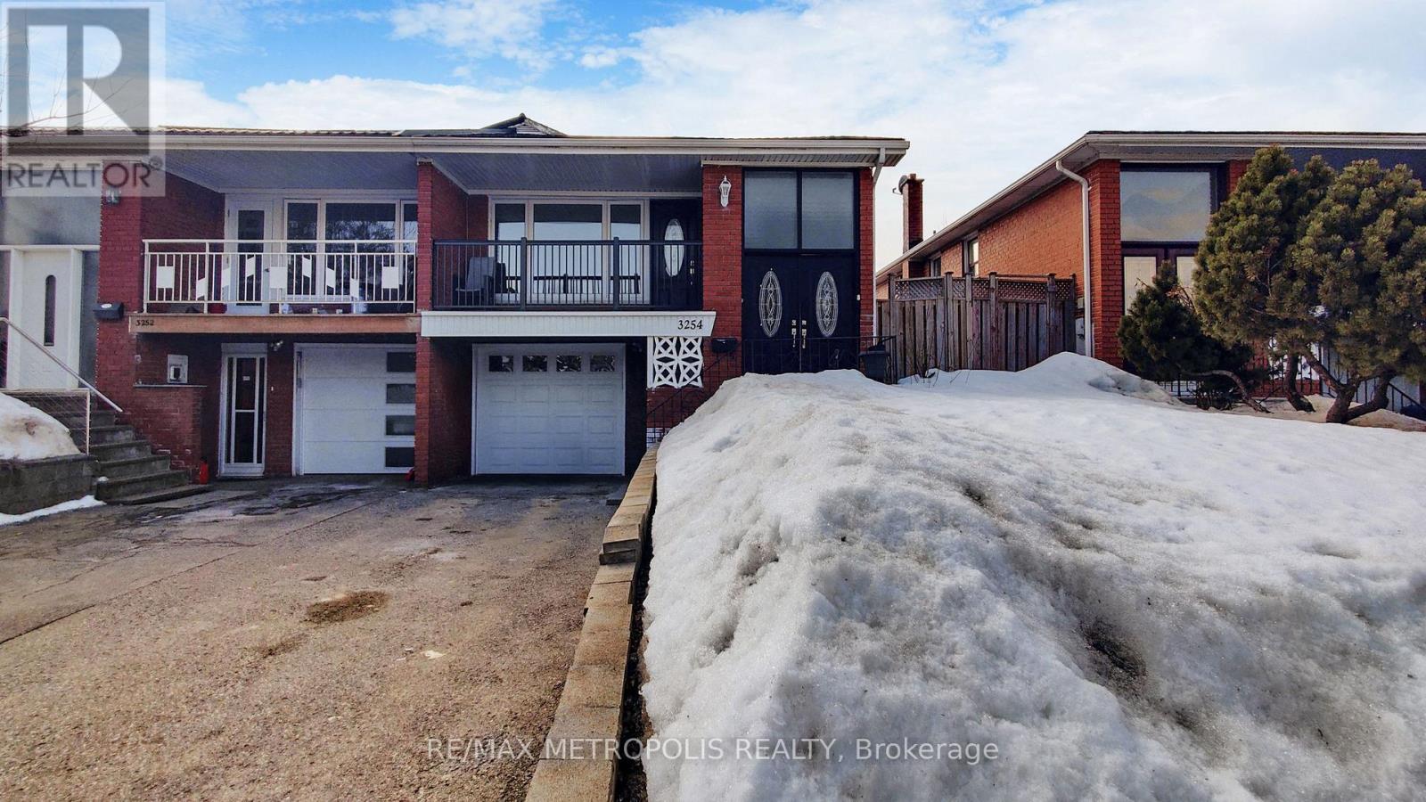 Upper - 3254 Fieldgate Drive, Mississauga, Ontario L4X 2H7 - Photo 3 - W13664326