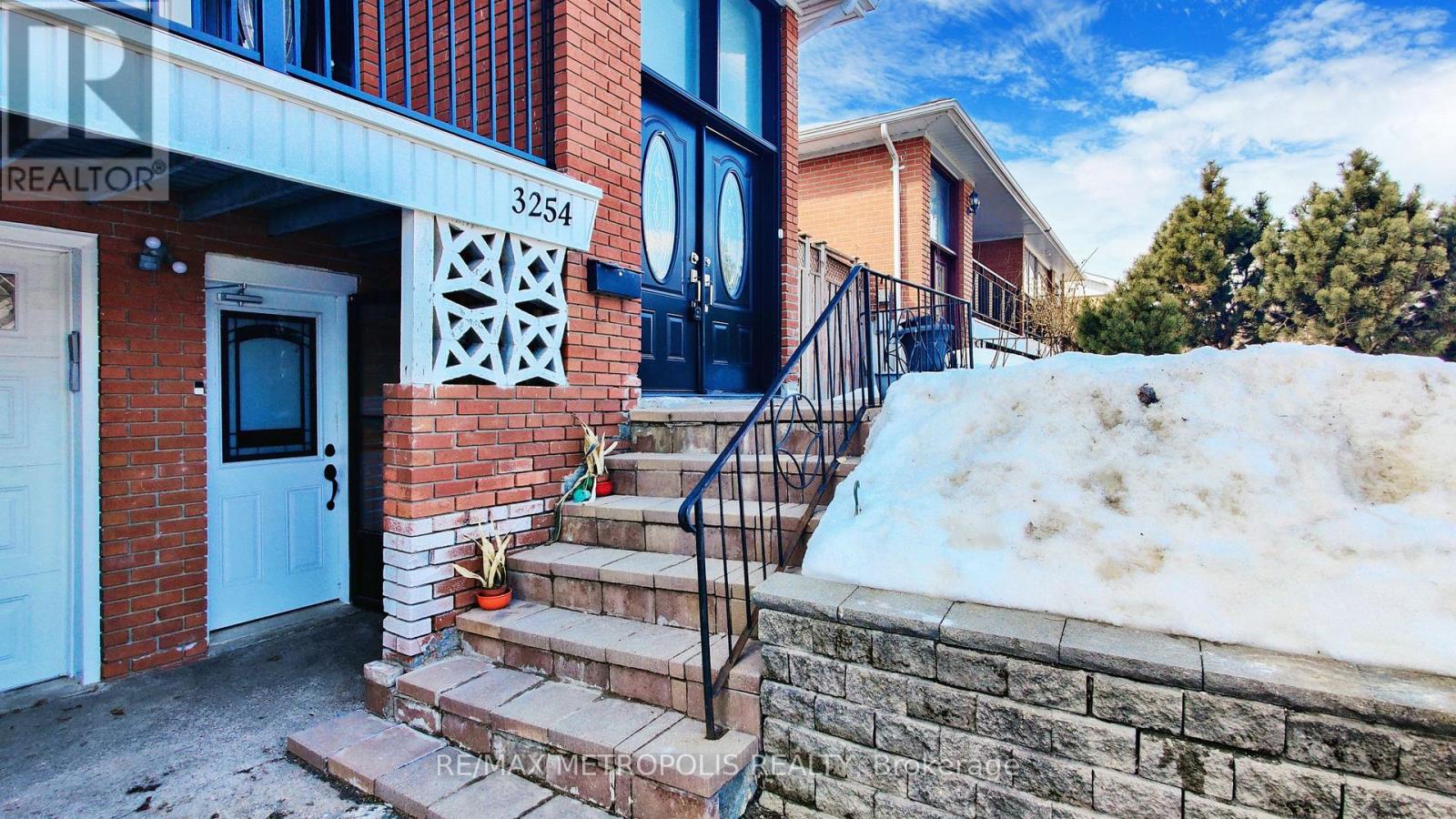 Upper - 3254 Fieldgate Drive, Mississauga, Ontario L4X 2H7 - Photo 4 - W13664326