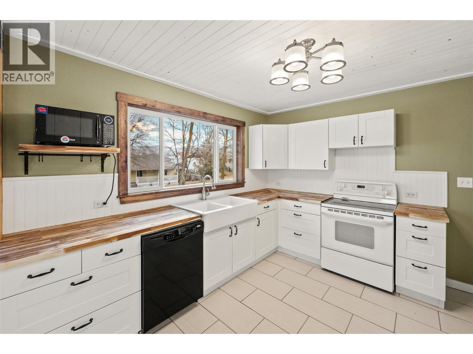 6470 Hollow Street, Oliver, British Columbia  V0H 1T0 - Photo 2 - 10388361