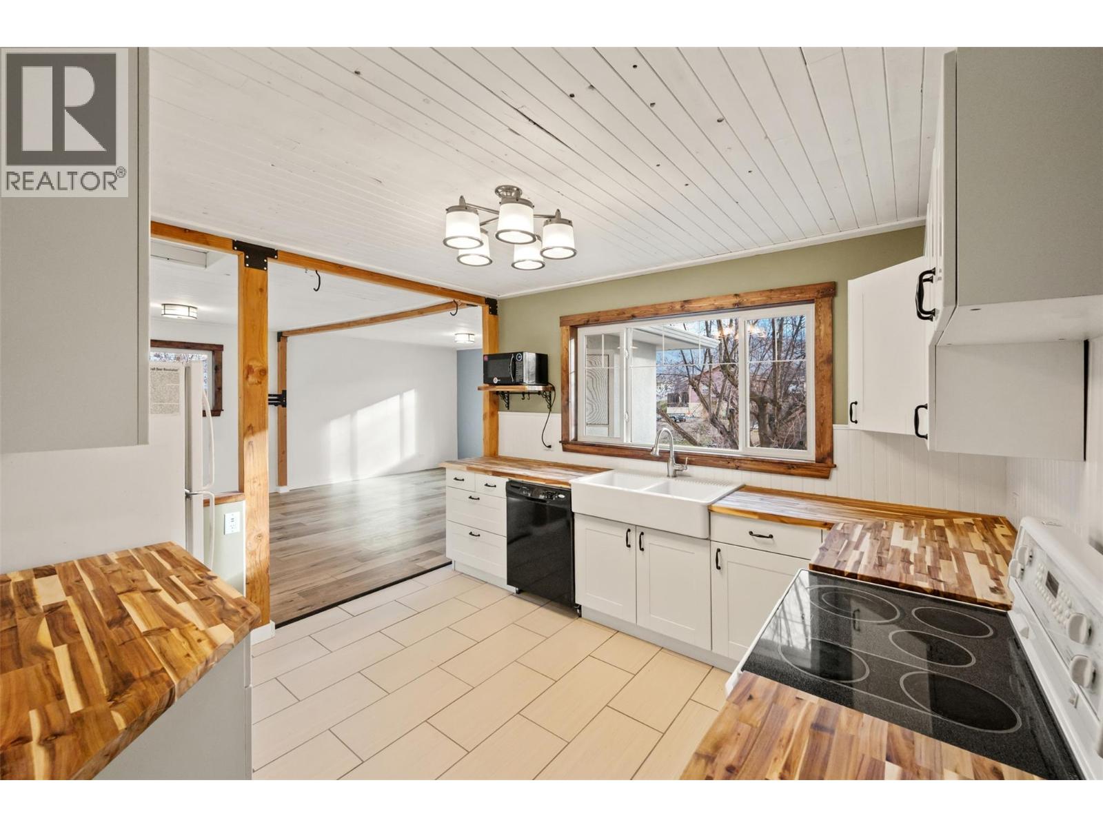 6470 Hollow Street, Oliver, British Columbia  V0H 1T0 - Photo 3 - 10388361