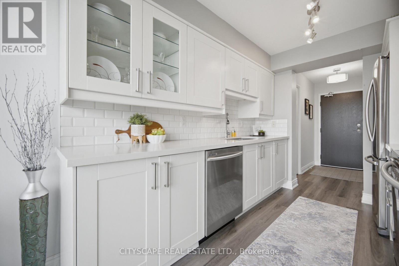 1105 - 700 Constellation Drive, Mississauga, Ontario  L5R 3G8 - Photo 1 - W13663422