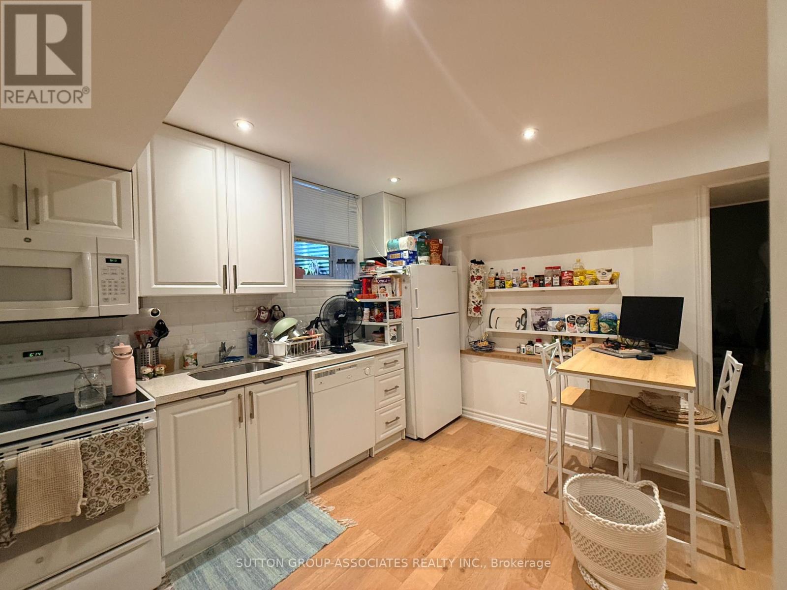 Lower - 125 Walmer Road, Toronto, Ontario  M5R 2X8 - Photo 3 - C13664344