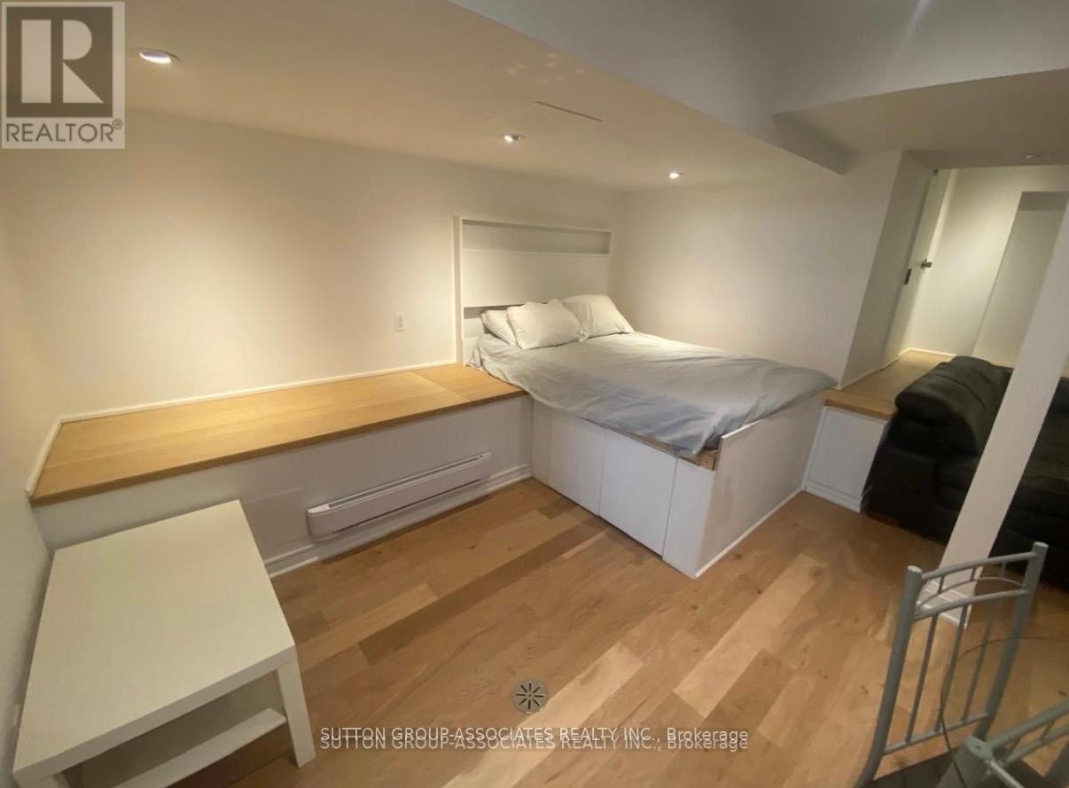 Lower - 125 Walmer Road, Toronto, Ontario  M5R 2X8 - Photo 7 - C13664344