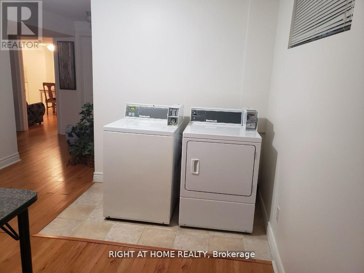 10 Fisico Court, Richmond Hill, Ontario L4B 3Z2 - Photo 2 - N13664380