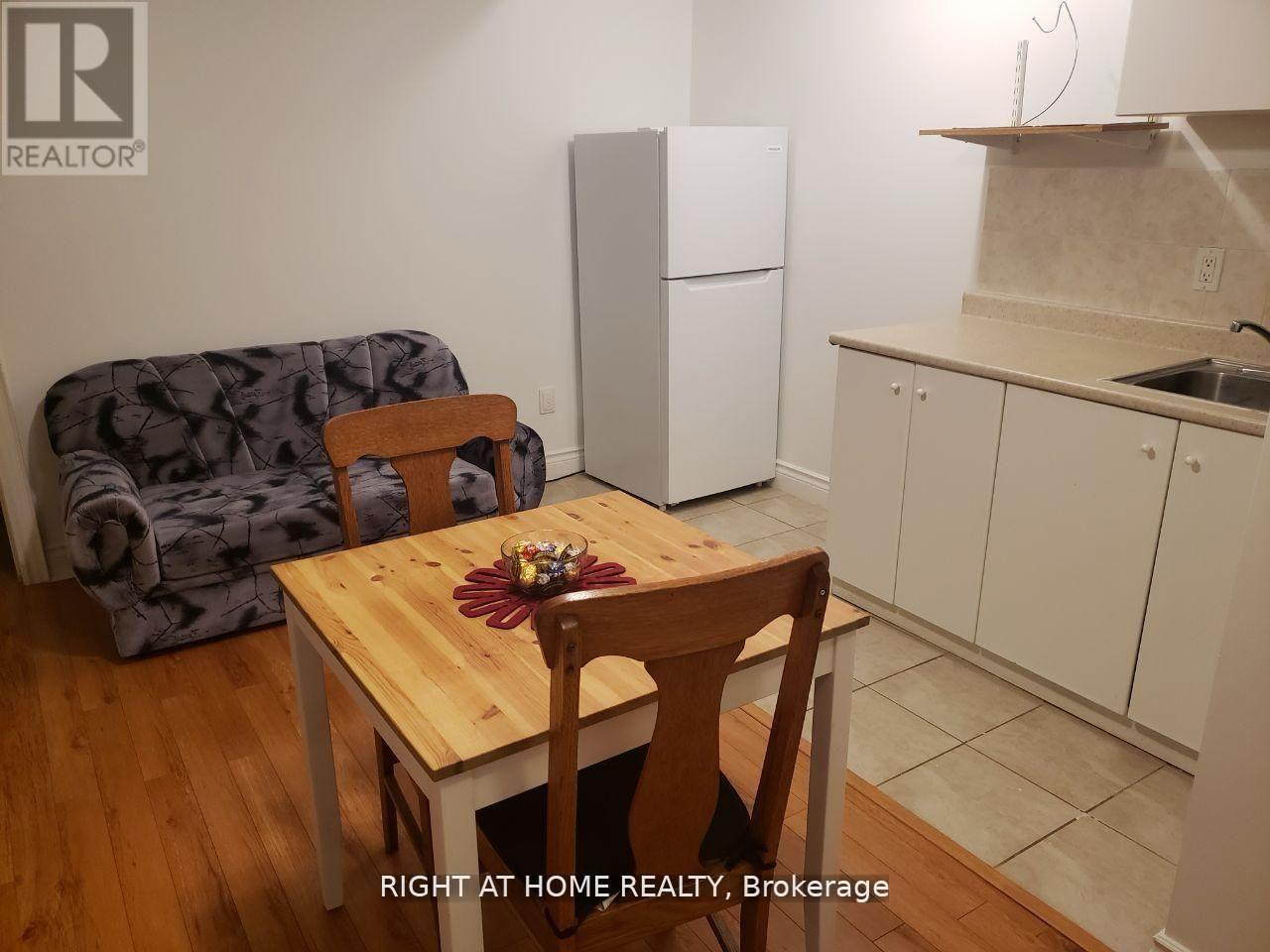10 Fisico Court, Richmond Hill, Ontario L4B 3Z2 - Photo 4 - N13664380