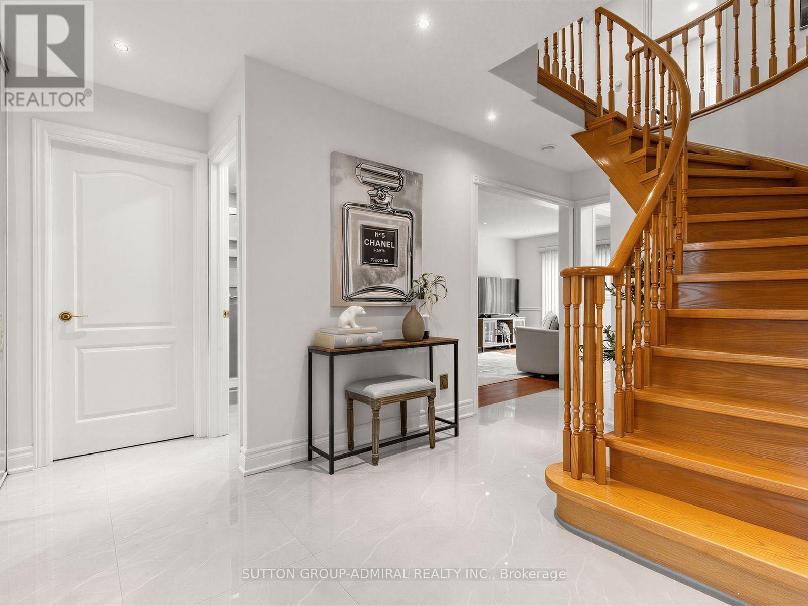 10 Torino Place, Vaughan, Ontario  L4K 2L4 - Photo 3 - N13664388