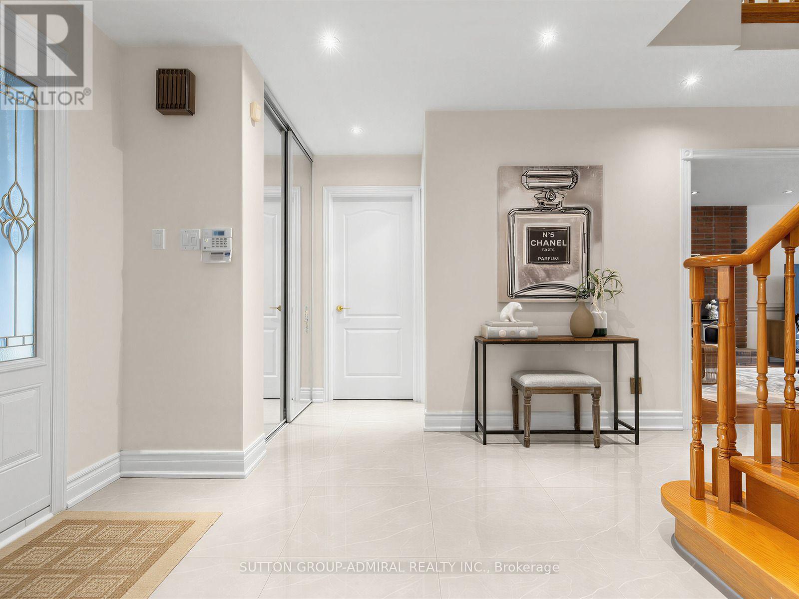 10 Torino Place, Vaughan, Ontario  L4K 2L4 - Photo 4 - N13664388