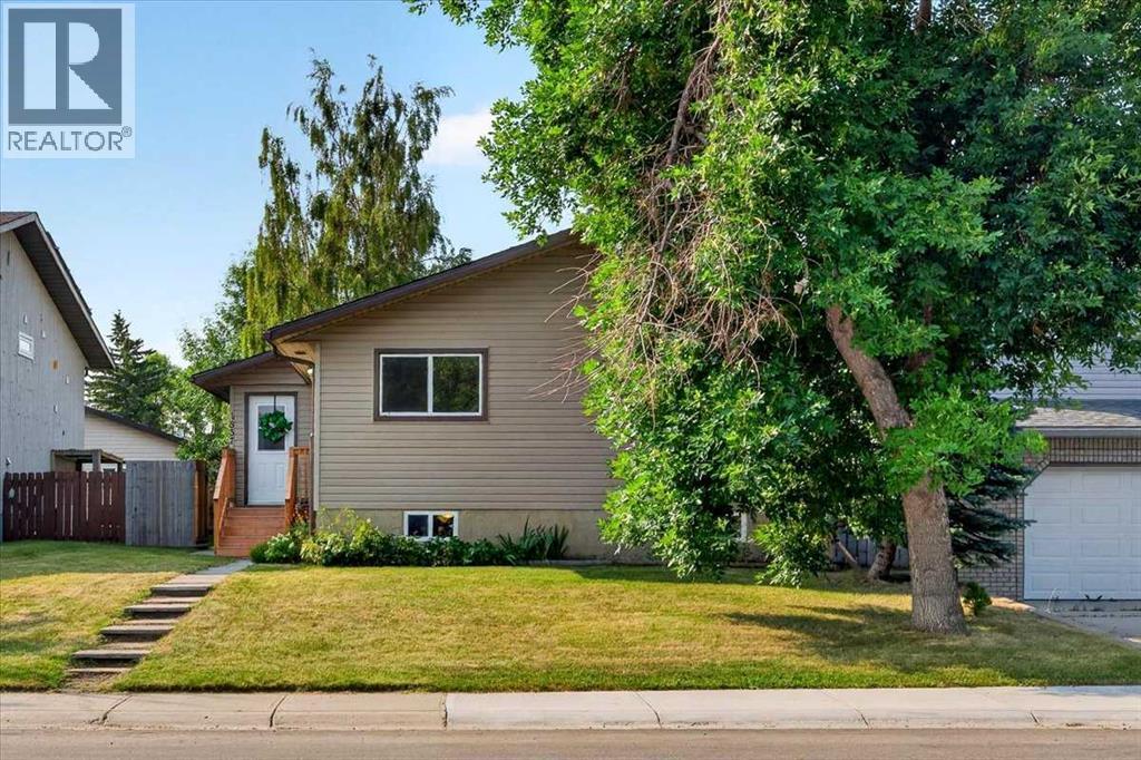 1837 Meadowbrook Drive Se, Airdrie, Alberta  T4A 1V5 - Photo 2 - A2336263