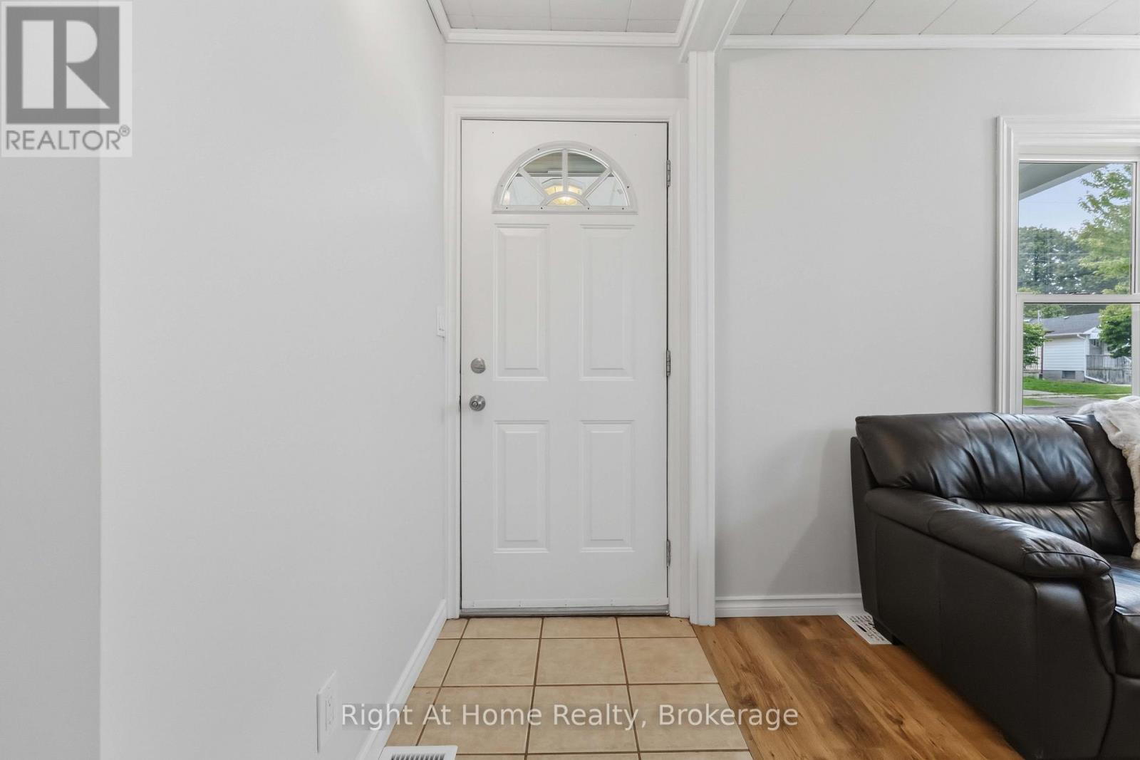 127 Montrave Avenue, Oshawa, Ontario  L1J 4R6 - Photo 3 - E13664430