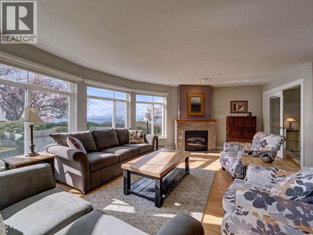 103 5470 INLET AVENUE, Sechelt, British Columbia