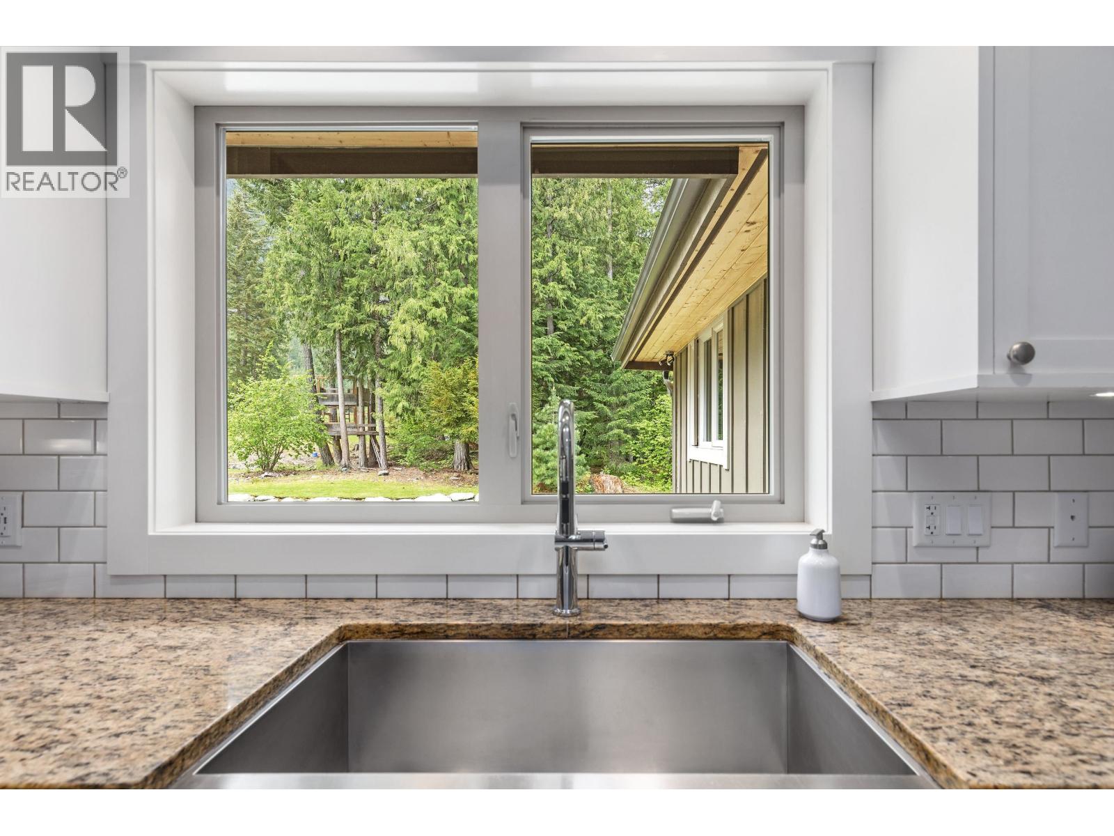 1044 Cedar Grove Lane, Pemberton, British Columbia  V0N 2L2 - Photo 11 - R3122974