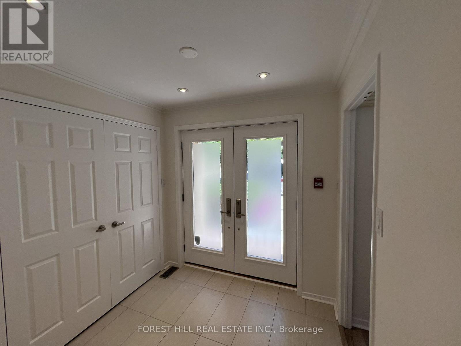 21 Lower Village Gate, Toronto, Ontario M5P 3L7 - Photo 2 - C13664514