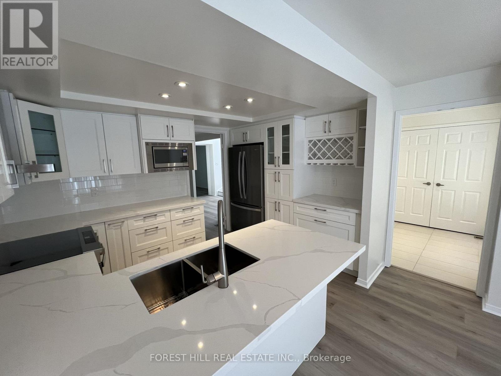 21 Lower Village Gate, Toronto, Ontario M5P 3L7 - Photo 4 - C13664514