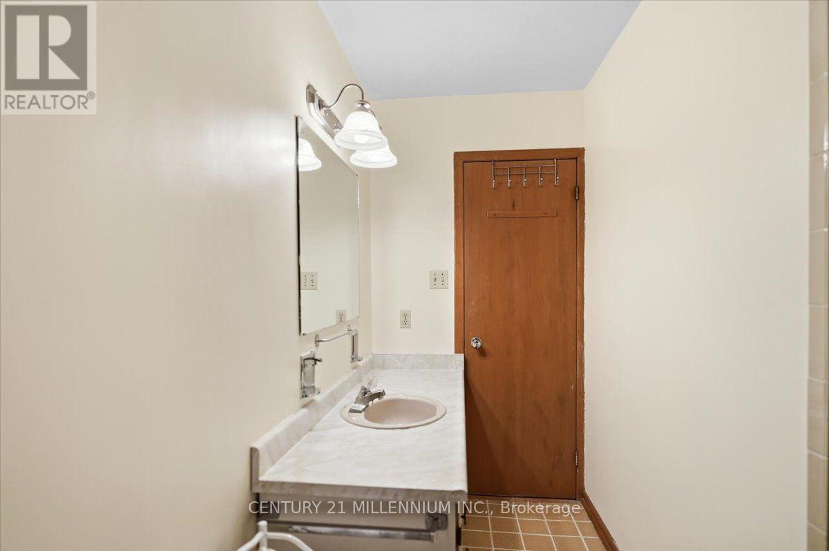 9 Cheryl Court, Brampton, Ontario  L6V 3C2 - Photo 12 - W13664482