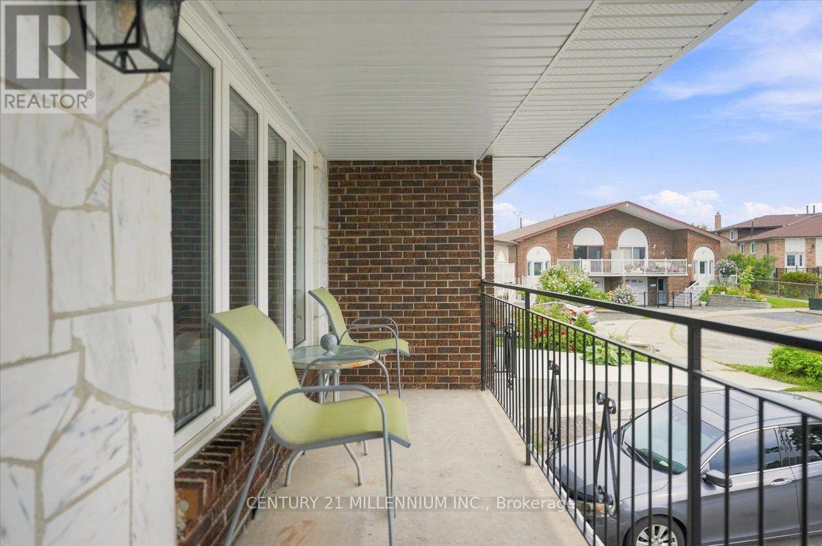9 Cheryl Court, Brampton, Ontario  L6V 3C2 - Photo 2 - W13664482