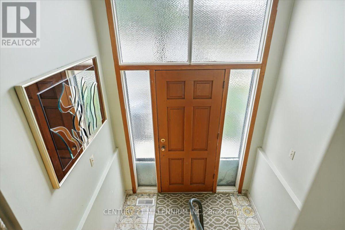9 Cheryl Court, Brampton, Ontario  L6V 3C2 - Photo 3 - W13664482