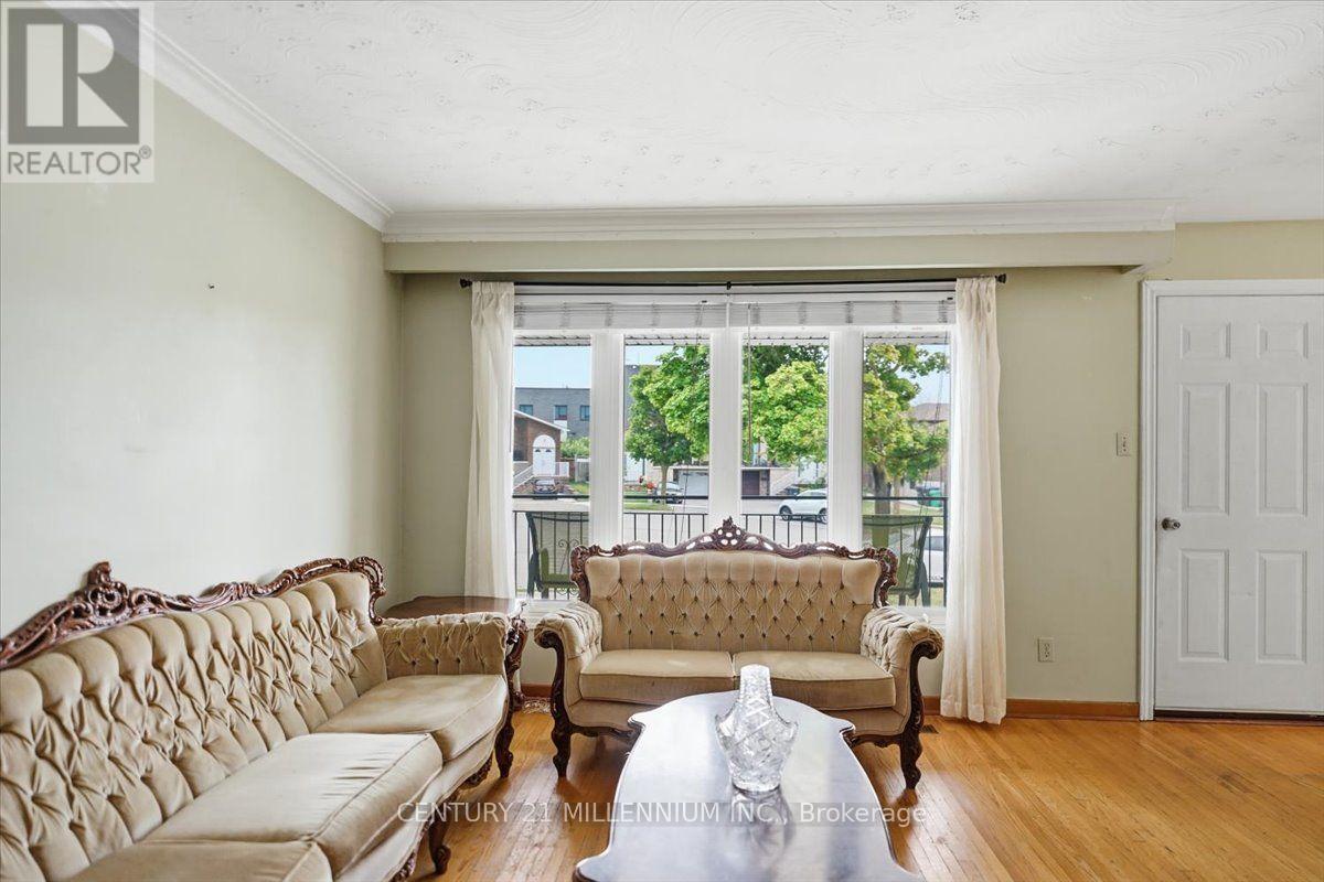 9 Cheryl Court, Brampton, Ontario  L6V 3C2 - Photo 4 - W13664482