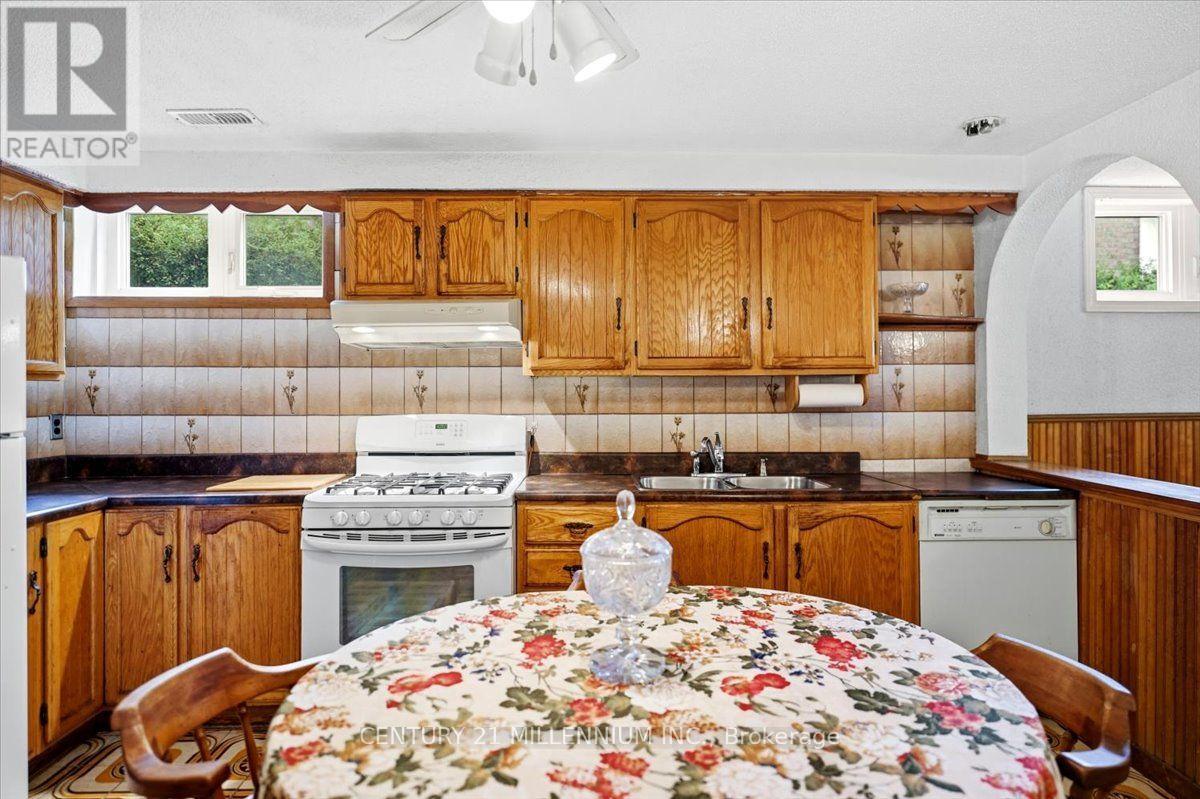 9 Cheryl Court, Brampton, Ontario  L6V 3C2 - Photo 5 - W13664482