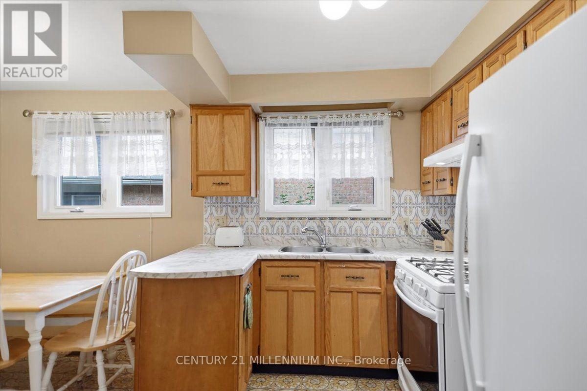 9 Cheryl Court, Brampton, Ontario  L6V 3C2 - Photo 6 - W13664482