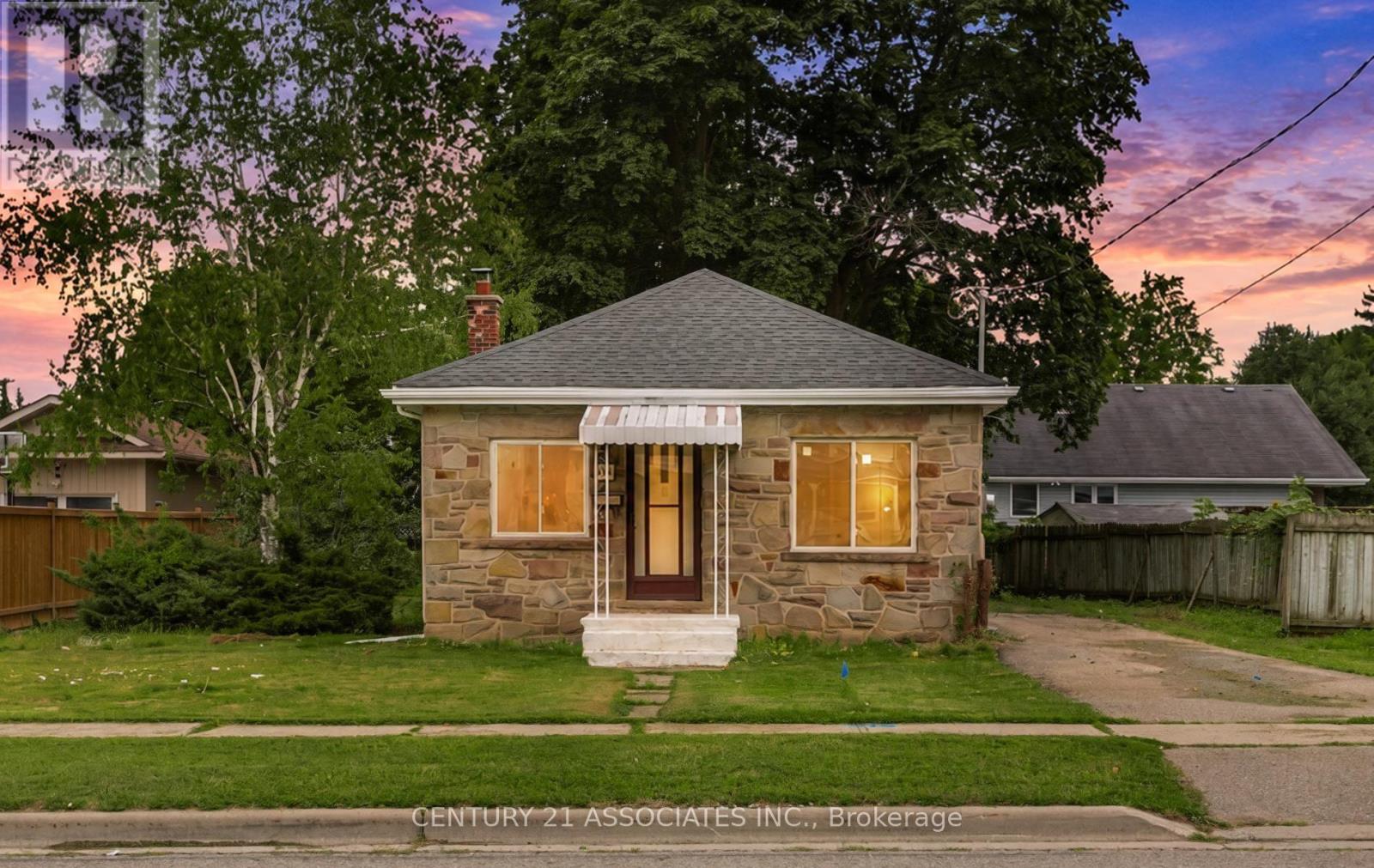 48 King Street, Halton Hills, Ontario L7G 2G4 - Photo 2 - W13664598