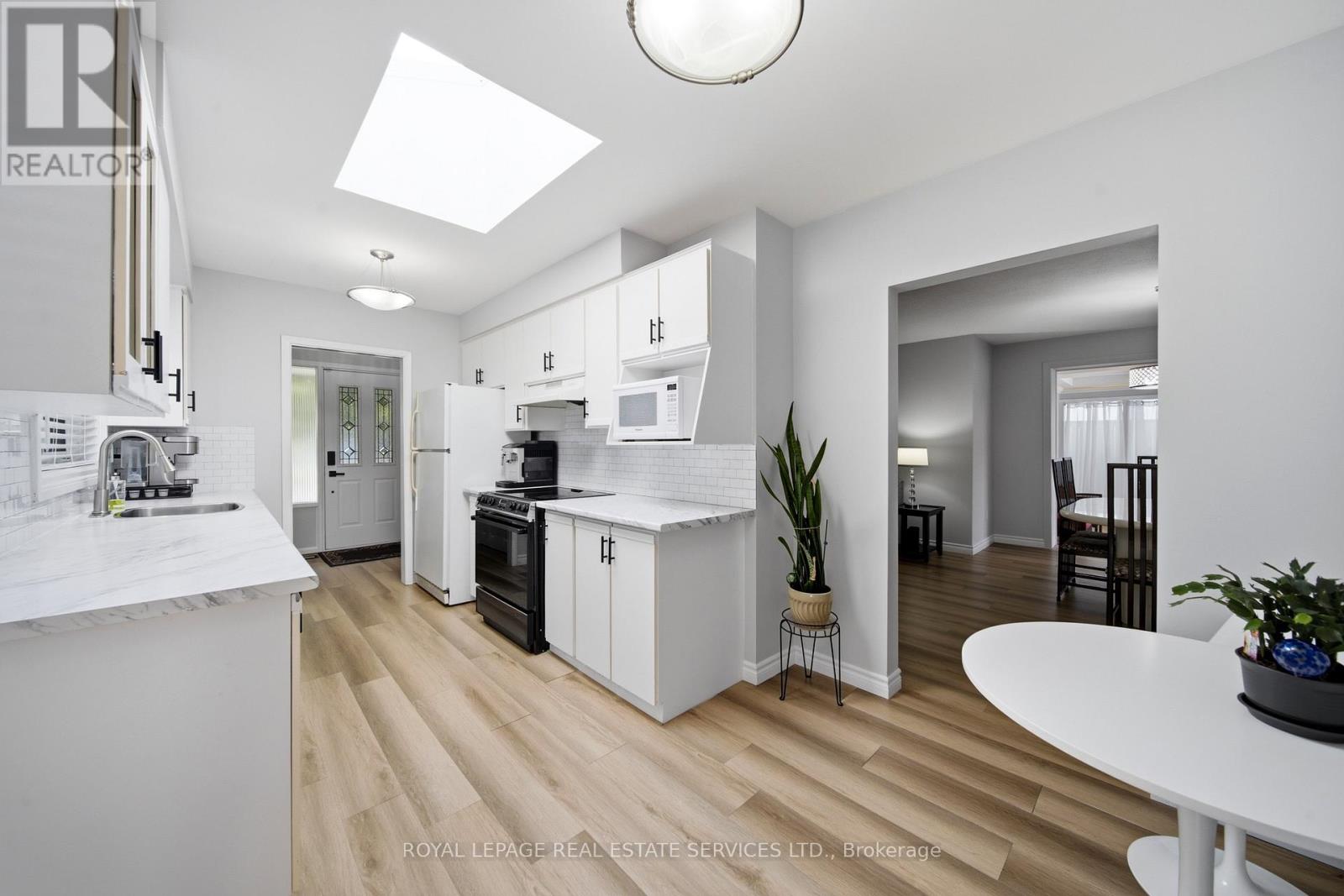 127 Redgrave Drive, Toronto, Ontario  M9R 3V5 - Photo 4 - W13664692